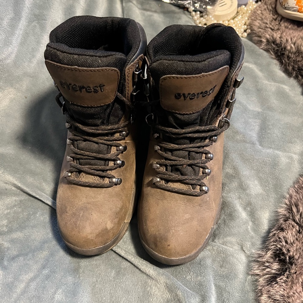 Woman’s hunting hiking boots